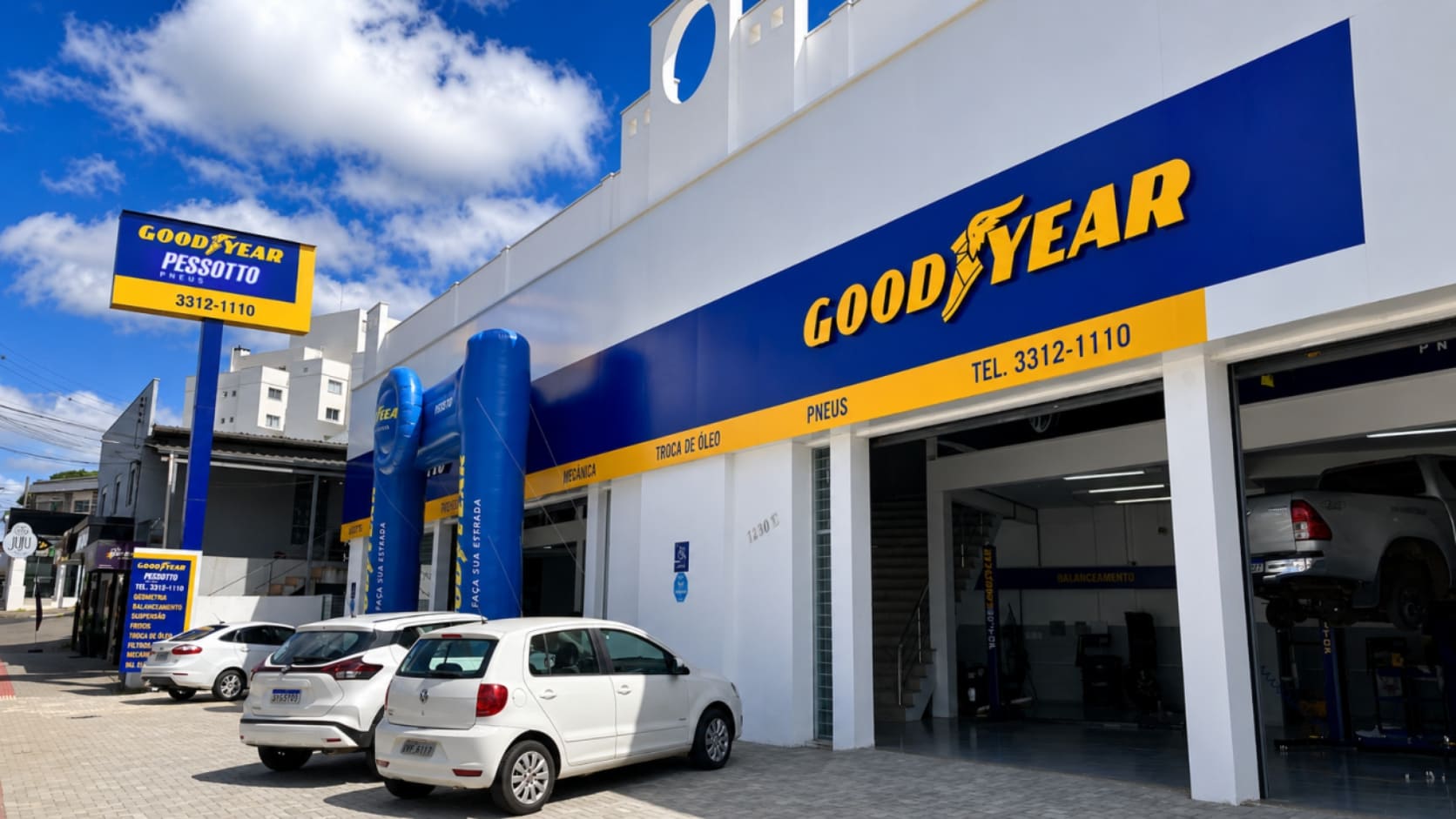 Fachada da loja Pessotto Pneus, revenda oficial Goodyear em Chapecó